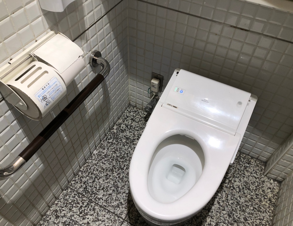 japanese public bathroom.5